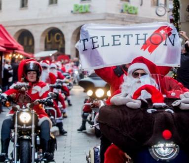 Sfilata dei Babbi Natale sulle moto