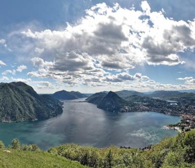 Una terrazza sul golfo di Lugano, il Monte Bigorio